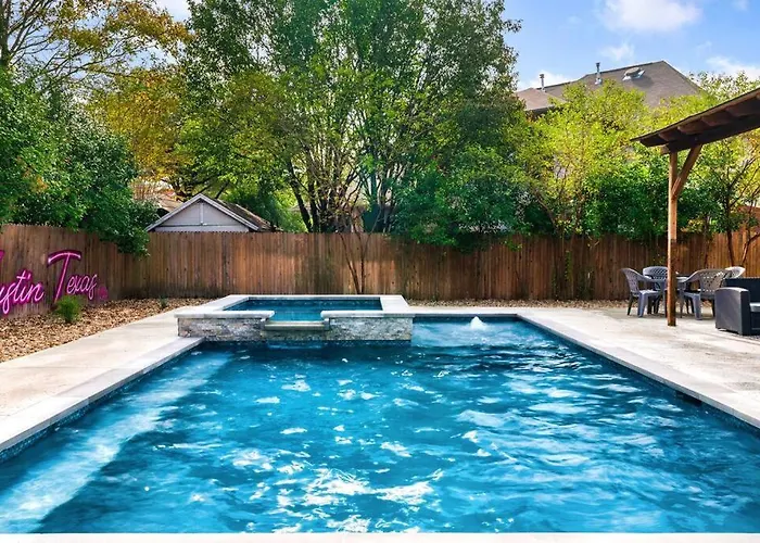 Holiday home Sun Filled W Gorgeous Pool Hottub Gameroom *