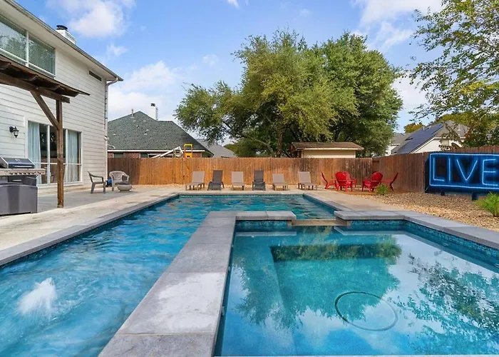 Sun Filled W Gorgeous Pool Hottub Gameroom Holiday home