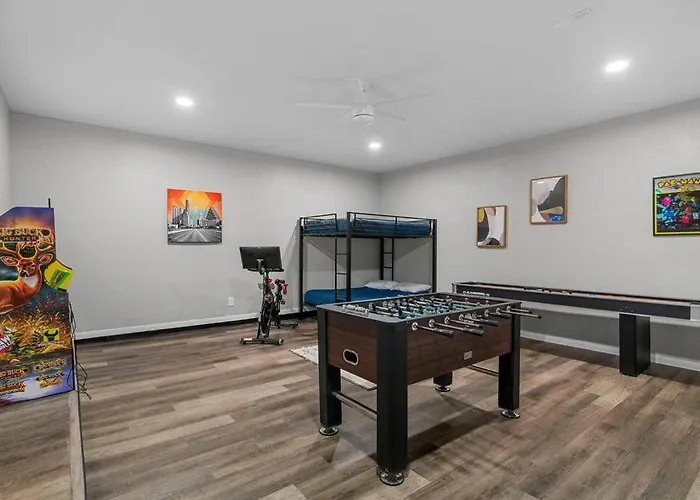 Sun Filled W Gorgeous Pool Hottub Gameroom *