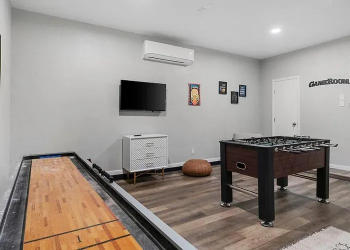 Sun Filled W Gorgeous Pool Hottub Gameroom Holiday home *